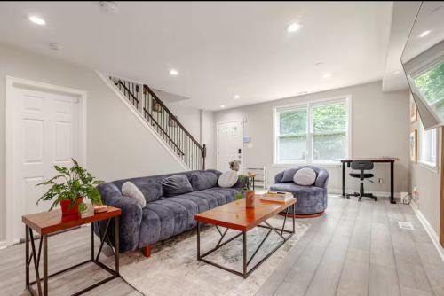 Townhouse with 2 Private Rooms in Shared Home with Host in Washington