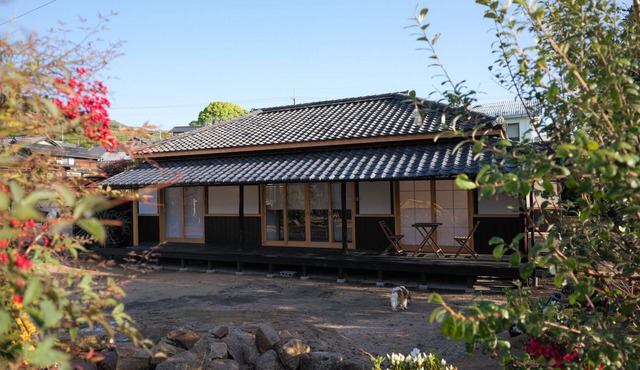 Traditional but luxury Japanese villa. Midway on Shimanami Kaido. Cal-king beds! in Imabari