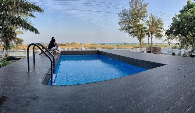 Traditional Northern Thai beach house with a swimming pool in Hat Chao Samran