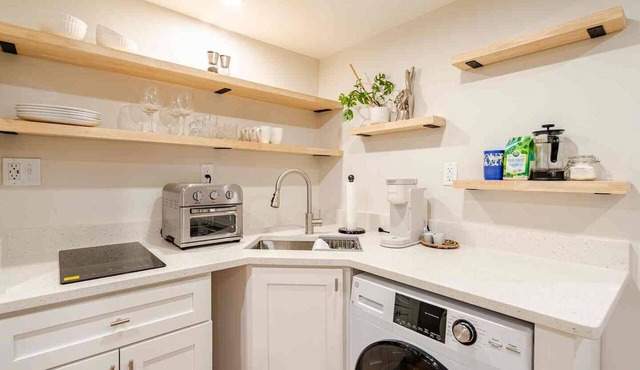 Tranquil 1-bedroom Garden level suite in Washington perfect for your getaway