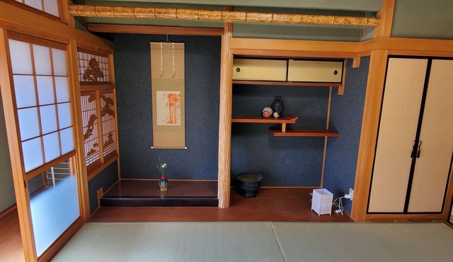 Tsubaki no Yado: Bath with Courtyard, Entire Traditional Japanese House with Garden Available for Rent (August 5–14) Nara Tōka-e Campaign: Affordable Rates Available. The gentle glow of the lanterns is sure to bring healing and put a smile on your face.