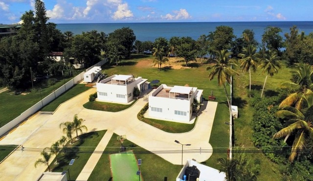 Two private beachfront houses, sleeps 12, kayaks, private heated pools