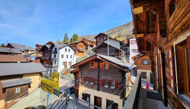 Typical "Le Ver Luisant" apartment. Balcony with magnificent view. Val d'Hérens in Saint-Martin