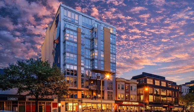 U Street King 1BR | Rooftop Deck & 2 Blocks to Metro