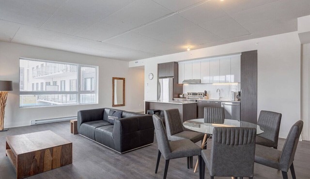 Upscale 3BR Apt: BBQ Area & Lovely Skyline Views in Laval