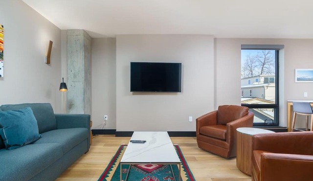Upscale Flat W Balcony & Roof Top Patio