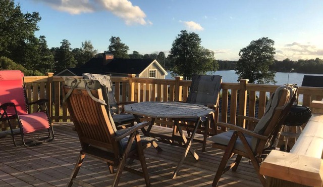 Välutrustad stuga med vacker sjöutsikt in Urshult