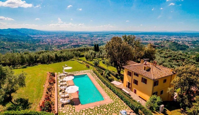 Villa Bernardino - Five Bedroom Villa, Sleeps 12 in Massa e Cozzile