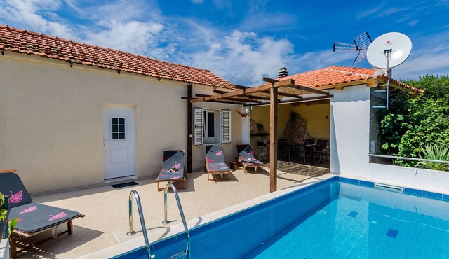 Villa Dalmatian Gem - Two-Bedroom Villa with Terrace and Swimming Pool