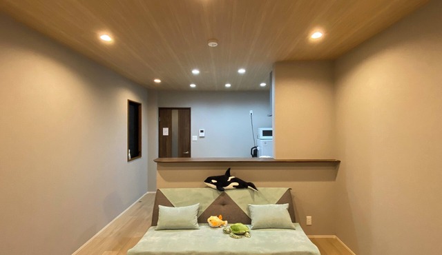 Villa KENZO: 4 minutes from Bentencho Station, 6 minutes from the subway station; direct access to USJ, Umeda, and Osaka Castle Park; modern single-family home with parking; accommodates up to 8 guests