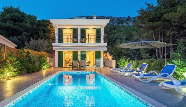 Villa Nike family house, in the natural environment on the hill with sea view