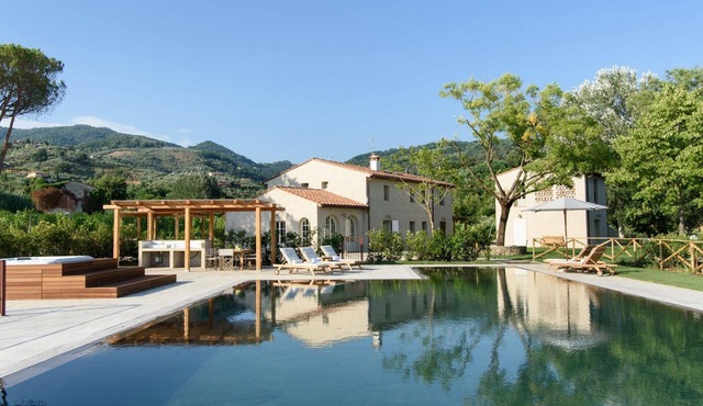 Villa Teresa with pool and jacuzzi in Tuscany in Massa e Cozzile