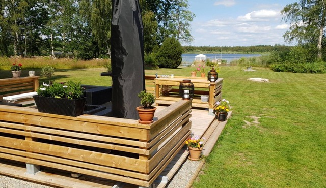 Waterfront cottage by the lake Åsnen (Please note: no electricity or running water) in Jät