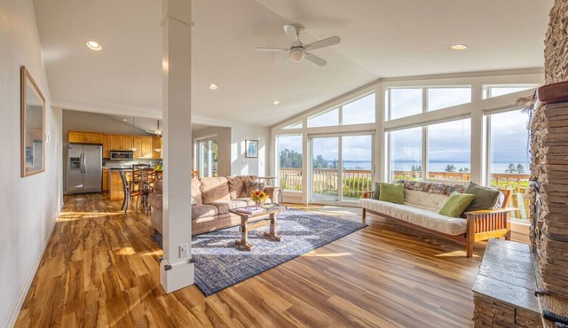 Waterfront Oasis w/Beach Access in Marrowstone
