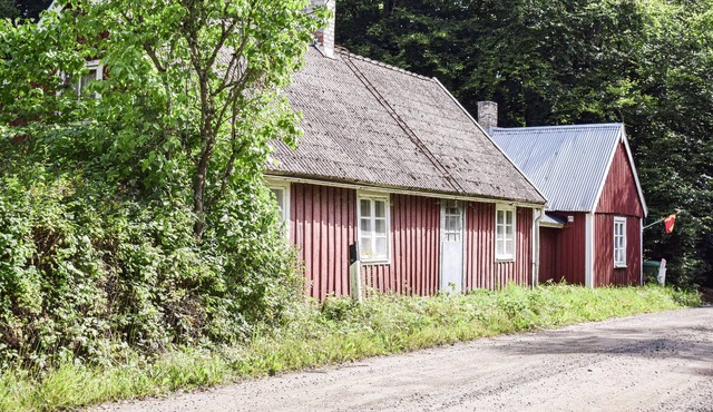 Welcome to this pretty wooden house.