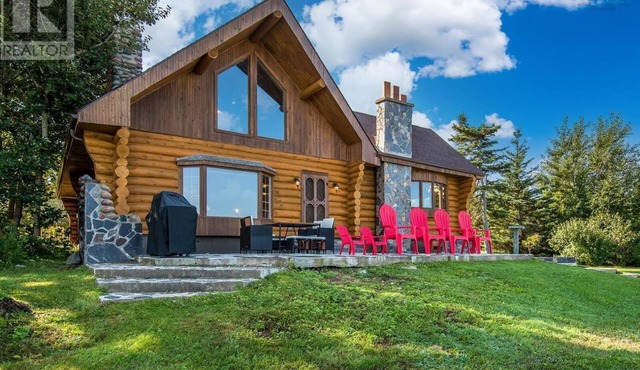 Your Rustic Ocean Chalet Escape in Middleton