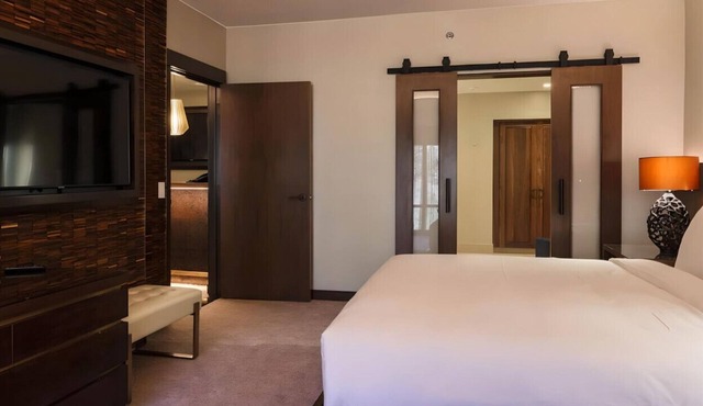 Your Spacious Getaway w/ a King Bed! Spa, Bar in Black Hawk