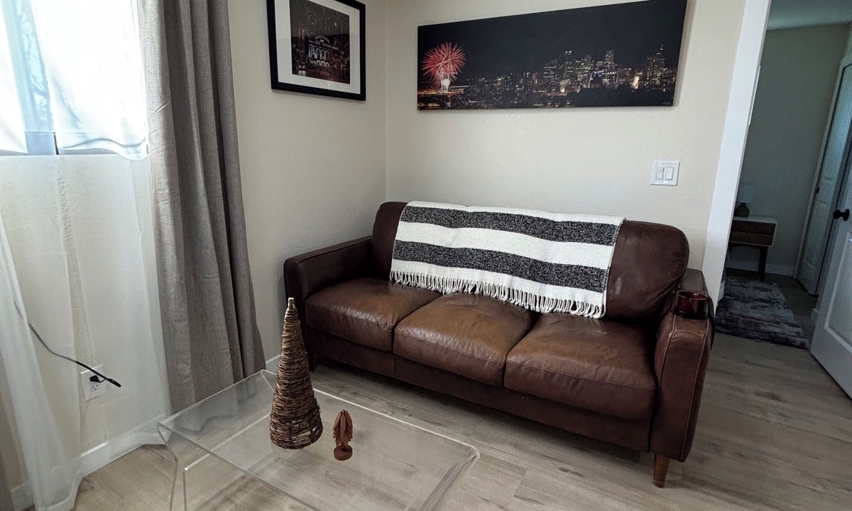 Lincoln Park Apartment | Modern Denver Guesthouse – Clean, Near Downtown & Arenas with Hot Tub & Sauna