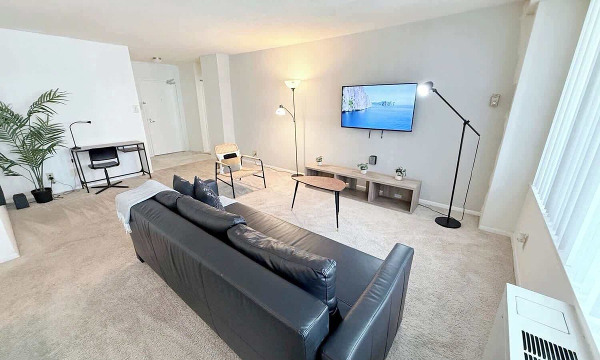 Crystal City Apartment | Stylish Crystal City Apt | Enjoy Gym Amenities