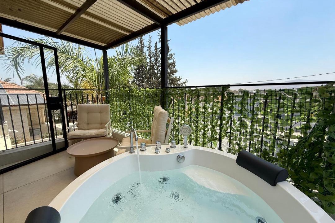 Rehov House | סוויטות אוצר המעיינות - 3 סוויטות מהממות עם בריכה וג'קוזי במושב רחוב