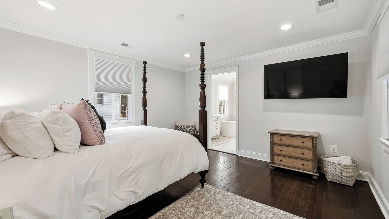 Photo of Bedroom in Leesburg's Old and Historic District
