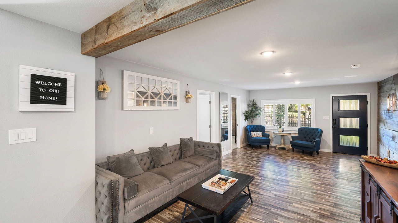 Photo of Livingroom in Edgewater