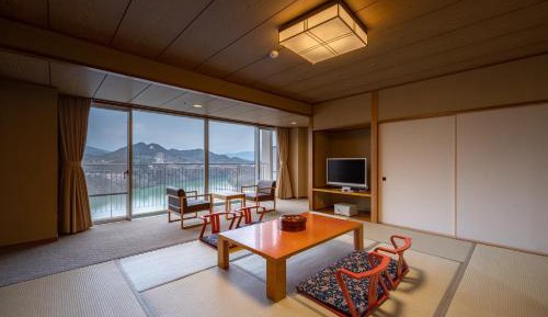Japanese-Style Family Room (No Bath/No Shower)