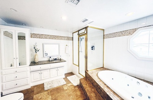 West Los Angeles House | Spacious 5BR Haven with Sparkling Pool (SY-WW)