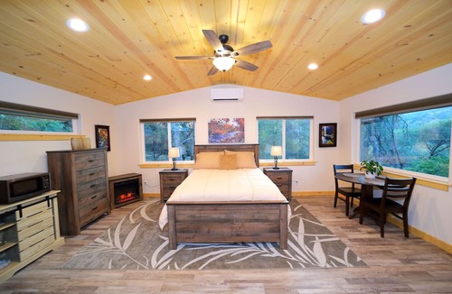 Three Rivers House | Red Mountain Suite 1 mile to Sequoia Natl Park!