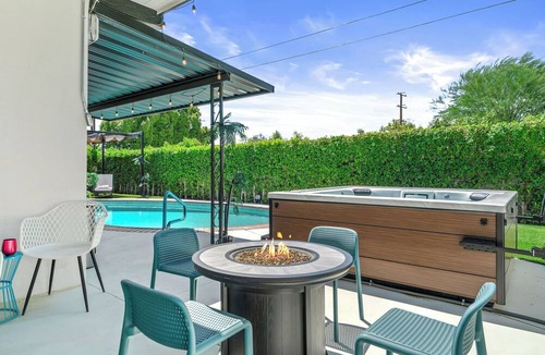 Palm Springs House | Oasis de Caroleta – 1960s-Inspired Home with Deep Pebble Pool, Spa, Fire Pit & Mountain Views