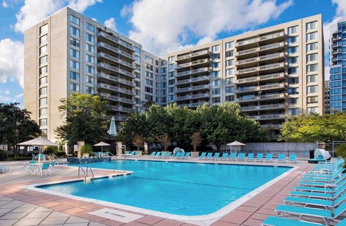 Crystal City Apartment | Stylish Crystal City Apt | Enjoy Gym Amenities