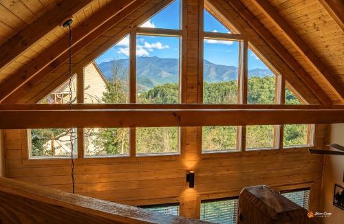 Chalet Village North Ski Chalet | Majestic View Lodge, Amazing Views, Hot Tub, 560 FREE tickets each paid day!