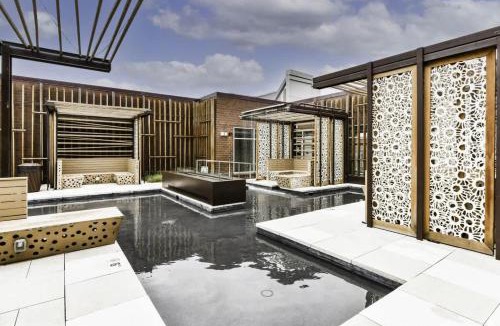Crystal City Apartment | 2BR Urban Retreat Gym Parkng and Scenic Rooftop