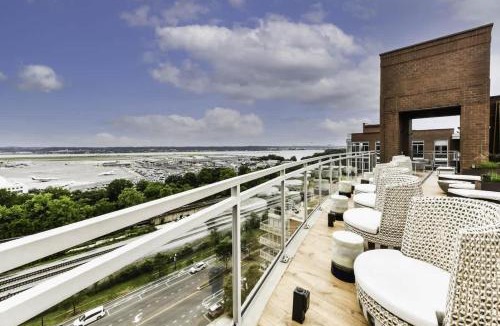 Crystal City Apartment | 2BR Urban Retreat Gym Parkng and Scenic Rooftop
