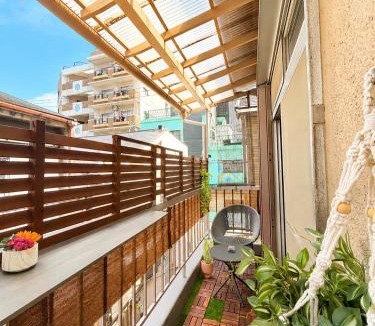 Shin-Osaka Apartment | Private House 4K Cinema & Wide King Bed - Nagomi Art Osaka -