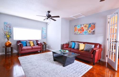 Lakewood House | 5 bdrm Near Belmar - Dining Shops Movie Theater Entertainment & Red Rocks