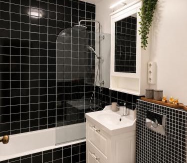 Laugardalur Apartment | Best View of Reykjavik and Northern Lights FREE Parking