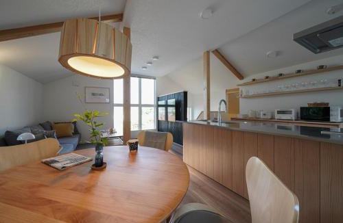 Ueda Apartment | 上田駅10分!眺望を独り占め 天空のリビングで過ごす一棟貸住宅