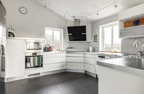 Torslanda House | Modern house near Hastevik beach and lovely nature