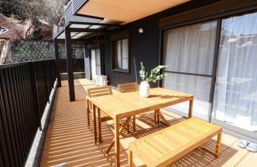 Togo-cho Apartment | 民泊 vacation rental "Seto Mori Nest" 15-minute drive to Ghibli Park,1 train to the nagoya dome ,wooden house with a wood deck