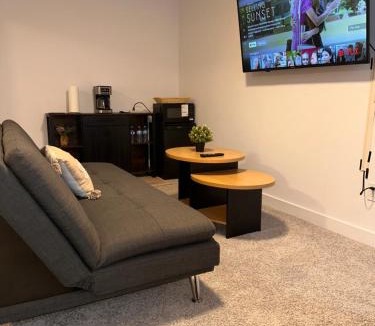 Clarence-Rockland House | Cozy and Spacious Suite in a Pet and Smoke free Home - Self checkin Anytime - Private Ensuit Bath - King Bed - Ultra Fast Wifi - Free Parking - Smart TV
