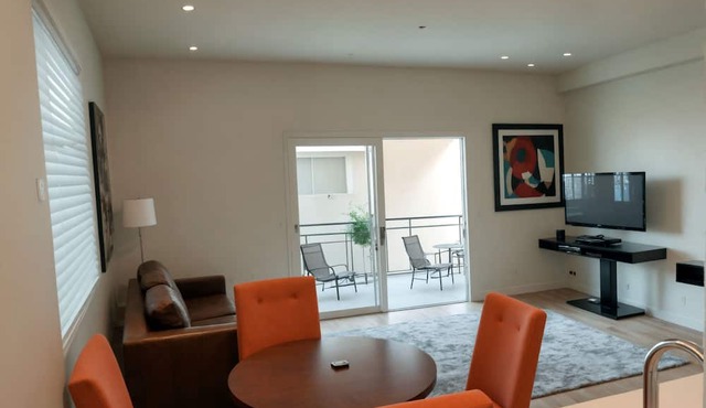 Elegant Hollywood Townhouse with Gourmet Kitchen and FREE PARKING