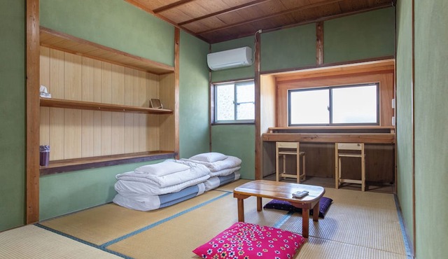 Guesthouse Bench
