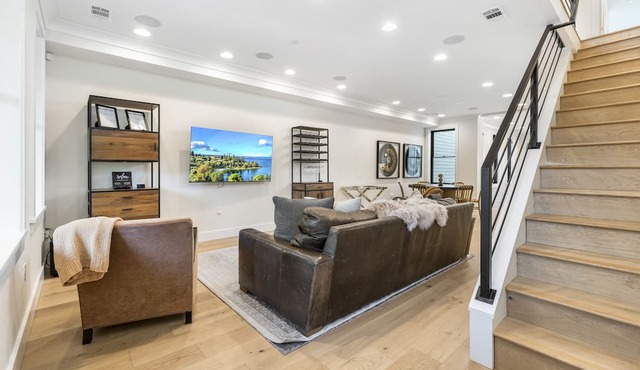 Luxury rowhouse w/parking - centrally located