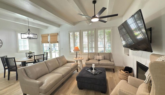 Summer get away in a newly renovated 3 bed/3 bath poolside, mountain view villa!