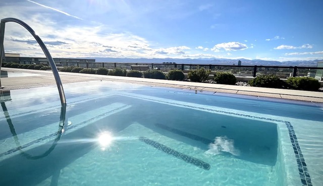 Rooftop Pool open all year round, Hot Tub and breathtaking Mountain View’s