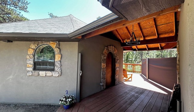 Woodland Cottage Winter Retreat 30 Mins from Denver- WiFi, Kitchen, Sleeps 4