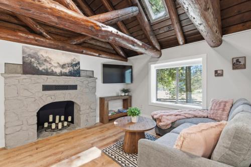 Charming Fully Renovated Log Cabin, 2 miles to Yosemite South Gate!