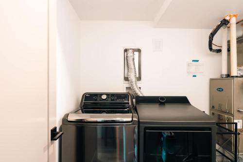 New Modern Luxe Stay - Roof Deck - Center of RiNo