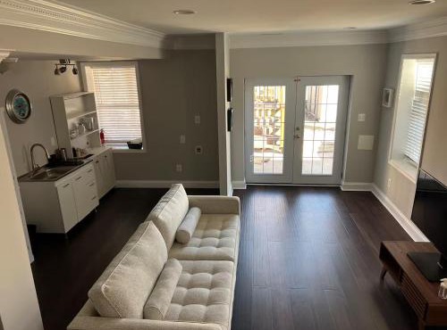 25 Lux Room 5 - 2 Queen Beds, Shared Bathroom - Nonsmoking
